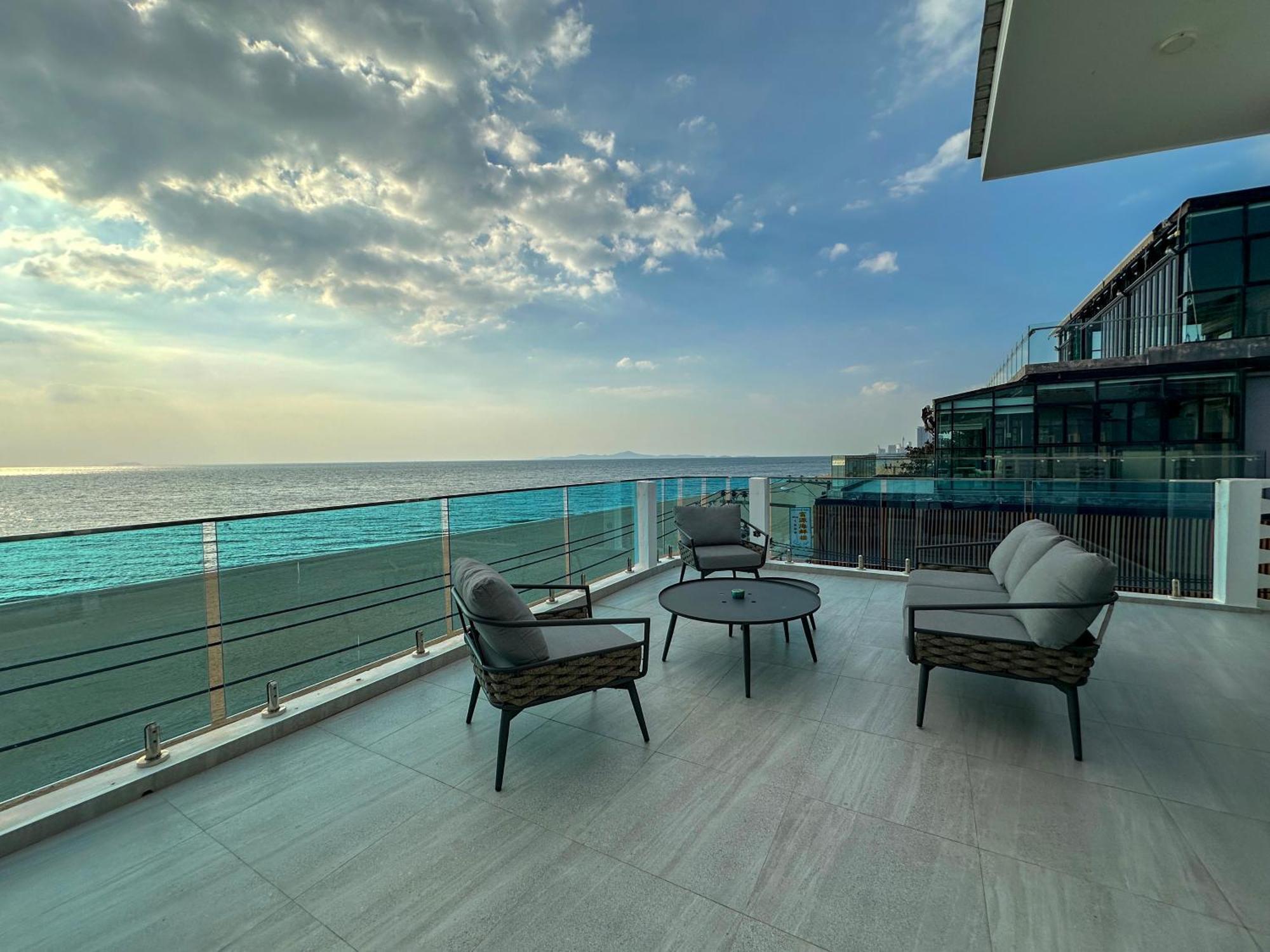 Stunning Beachfront View Luxurious Apartment 40 Джомтьен Экстерьер фото